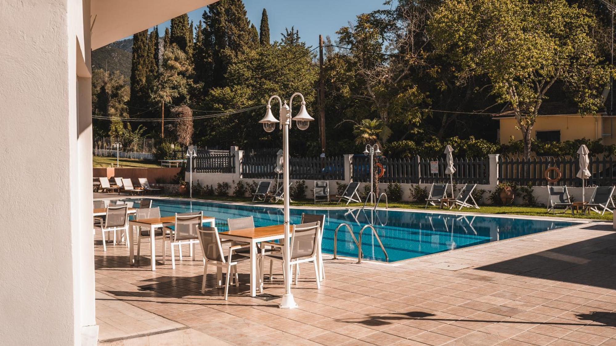 Dominoes Corfu Aparthotel Ypsos Exterior photo