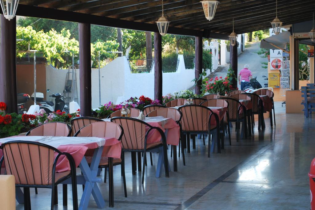 Dominoes Corfu Aparthotel Ypsos Exterior photo